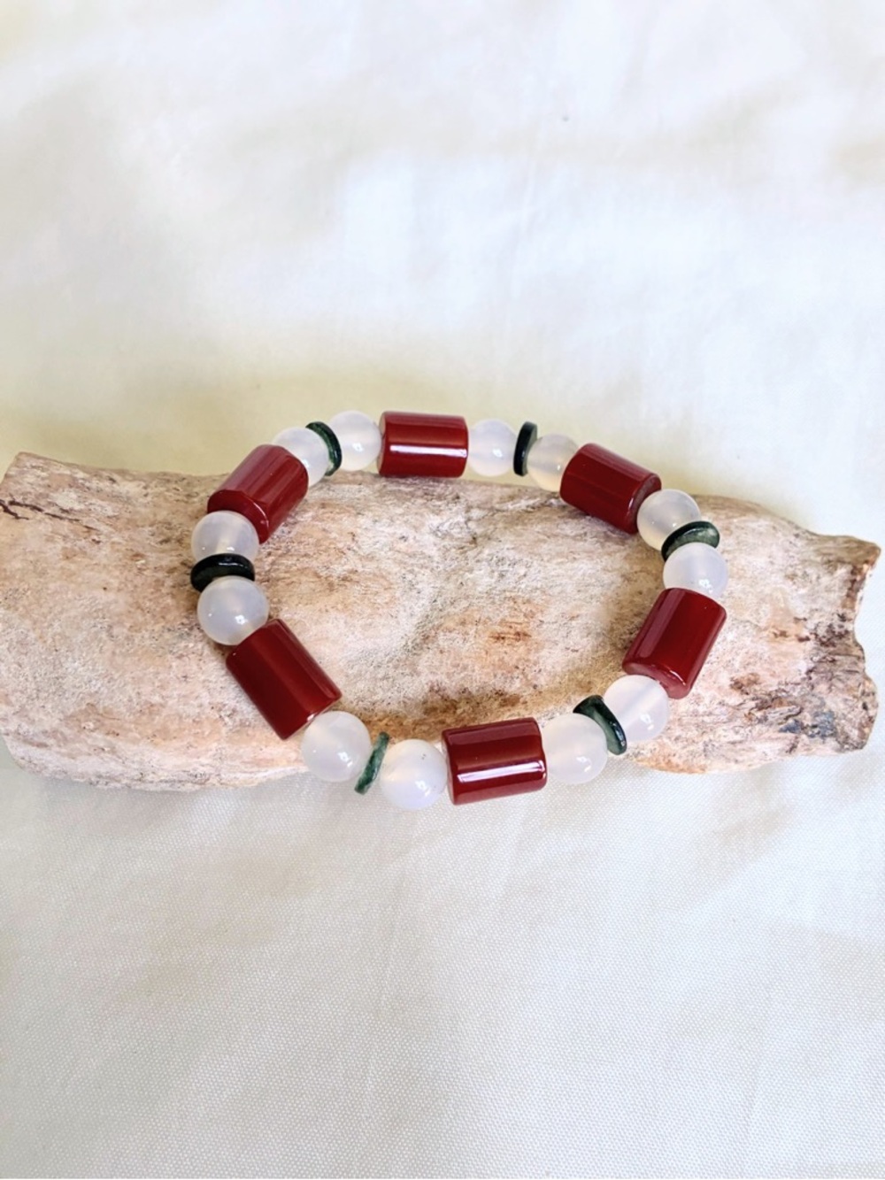 Natural stone Red, white and green beaded bracelet #boho #festival #hippie